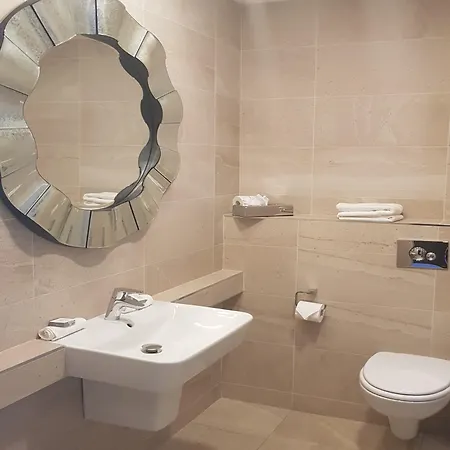 Hotel Kilkenny מלון 4*
